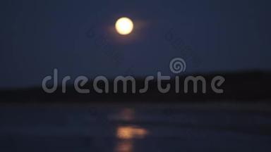 从<strong>飞碟</strong>到<strong>飞碟</strong>：巨大的月亮用月光小径照亮大海-4K专业镜头景观-